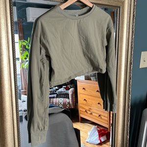 Long sleeve cropped workout top